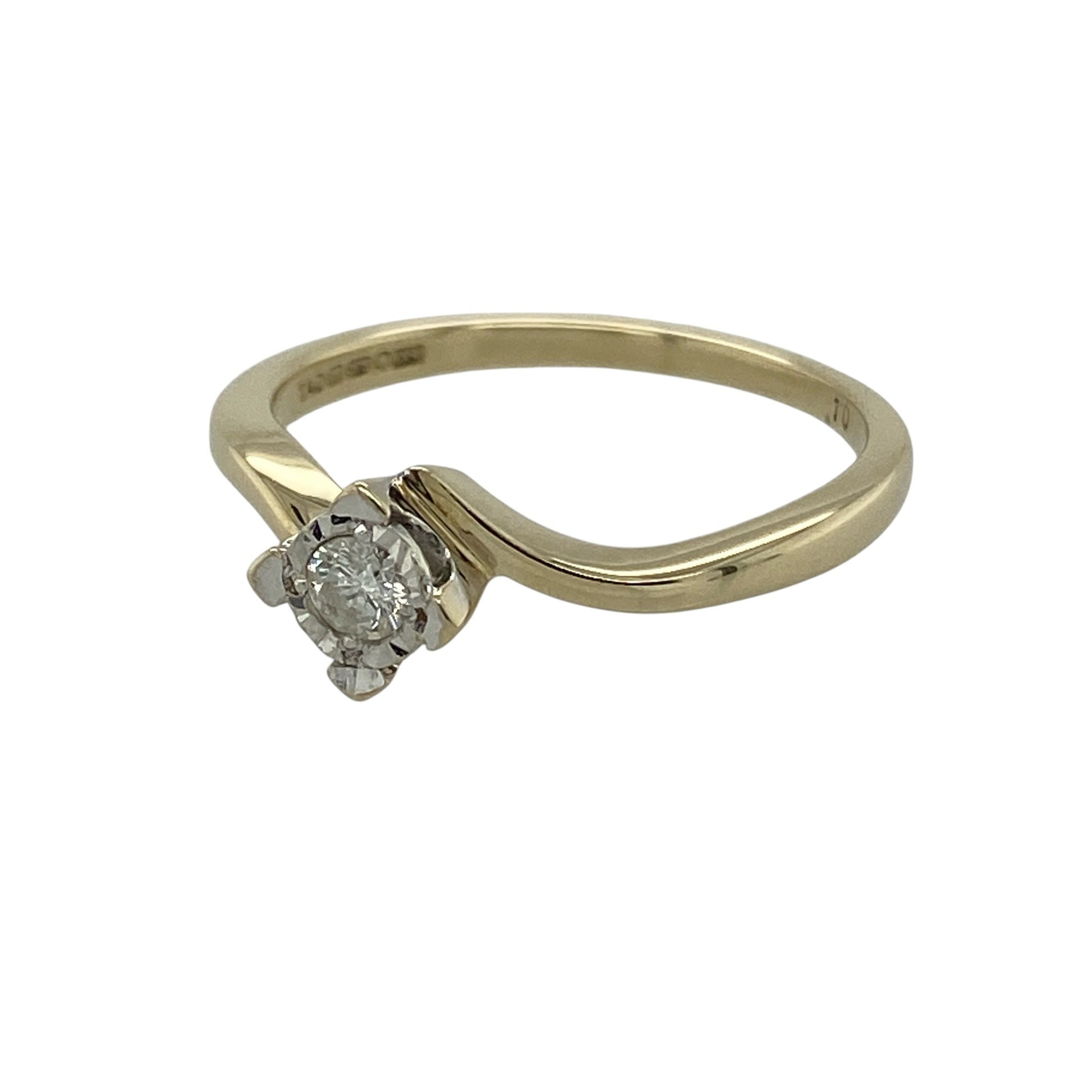 Bring timeless sparkle and elegant styling to your collection with this pre-owned 9ct yellow gold diamond illusion set twist solitaire ring, featuring a classic design with enhanced brilliance—perfect for everyday wear or special occasions.

Design: The ring showcases a solitaire diamond of approximately 0.10ct in an illusion setting measuring around 5mm in diameter, complemented by a graceful twist design that adds movement and elegance.