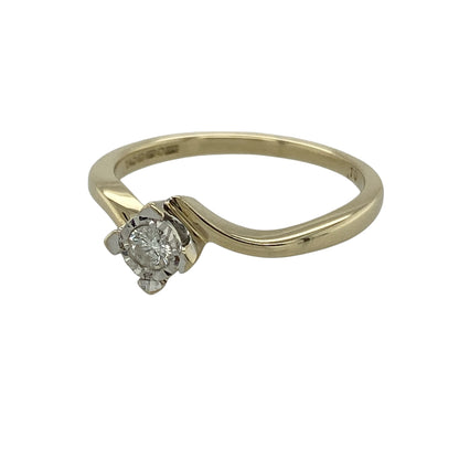 Bring timeless sparkle and elegant styling to your collection with this pre-owned 9ct yellow gold diamond illusion set twist solitaire ring, featuring a classic design with enhanced brilliance—perfect for everyday wear or special occasions.

Design: The ring showcases a solitaire diamond of approximately 0.10ct in an illusion setting measuring around 5mm in diameter, complemented by a graceful twist design that adds movement and elegance.