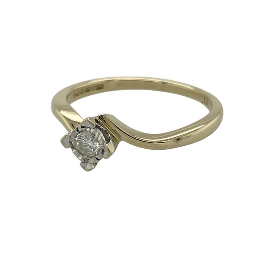 Bring timeless sparkle and elegant styling to your collection with this pre-owned 9ct yellow gold diamond illusion set twist solitaire ring, featuring a classic design with enhanced brilliance—perfect for everyday wear or special occasions.

Design: The ring showcases a solitaire diamond of approximately 0.10ct in an illusion setting measuring around 5mm in diameter, complemented by a graceful twist design that adds movement and elegance.