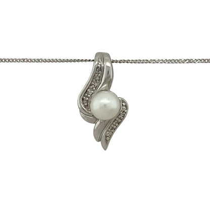 Bring timeless elegance and graceful detail to your collection with this pre-owned 9ct white gold diamond and pearl twist pendant necklace, featuring a classic design with refined sparkle—perfect for everyday wear or special occasions.

Design: The pendant features a flowing twist design measuring approximately 2cm in length, set with sparkling diamonds and centred with a 6mm pearl, suspended from an 18" curb chain for a balanced and elegant finish.