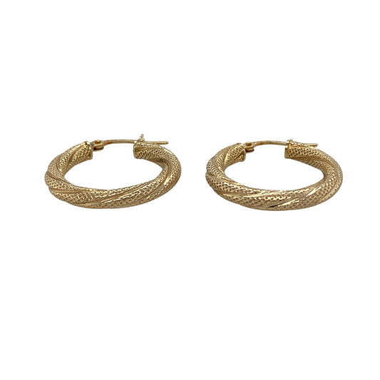 Bring subtle texture and timeless style to your collection with these pre-owned 9ct yellow gold textured twisted hoop creole earrings, featuring a classic design with elegant detail—perfect for everyday wear or effortless styling.

Design: The earrings feature a traditional hoop creole shape with a textured twisted finish, creating a light-catching and eye-catching look with added depth and dimension.