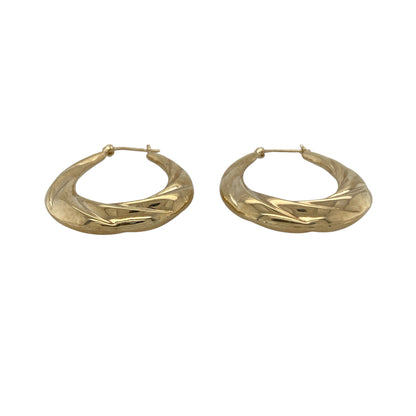 Bring timeless elegance and stylish texture to your collection with these pre-owned 9ct yellow gold twisted oval creole earrings, featuring a classic design with eye-catching detail—perfect for everyday wear or effortless styling.

Design: The earrings feature an oval creole hoop shape with a twisted finish, creating a graceful and light-catching look with added depth and dimension.
