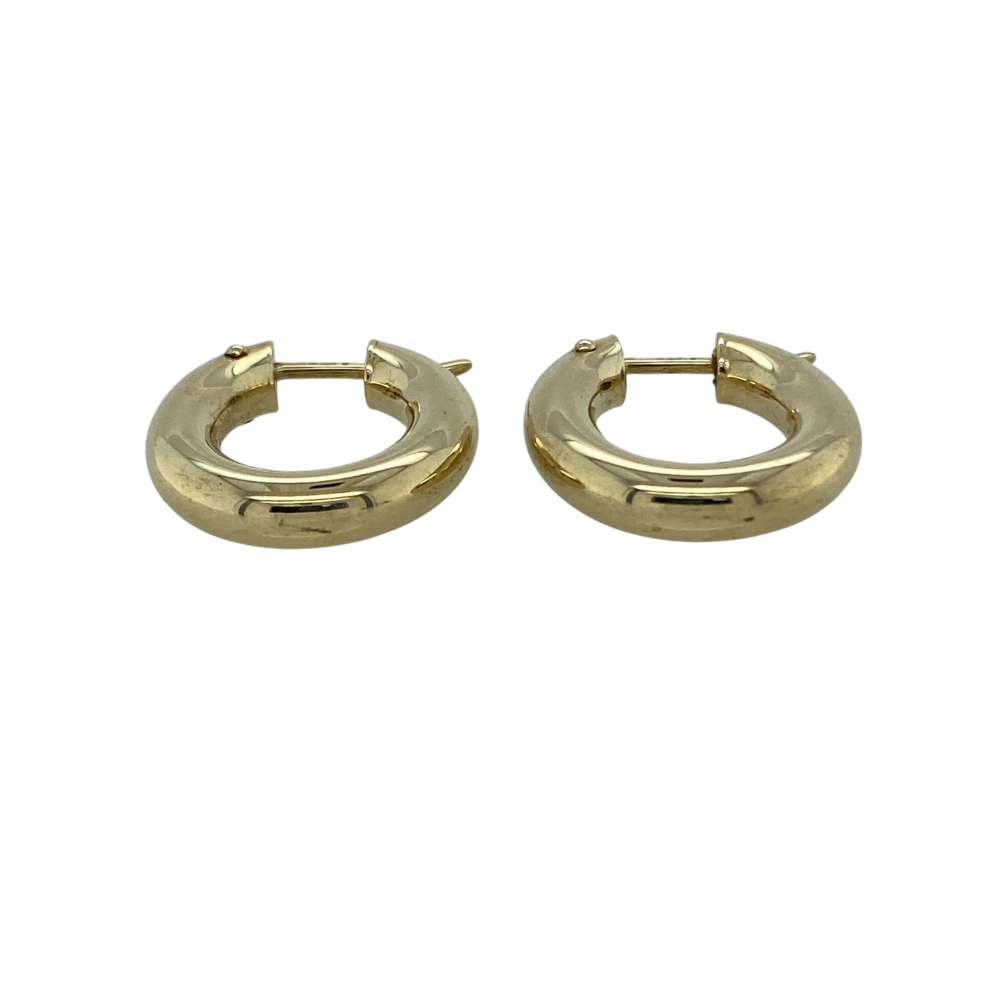 Bring timeless simplicity and everyday elegance to your collection with these pre-owned 9ct yellow gold plain oval creole earrings, featuring a classic design with versatile appeal—perfect for any occasion.

Design: The earrings feature a traditional oval creole hoop shape with a smooth plain finish, creating a clean and understated look that never goes out of style.