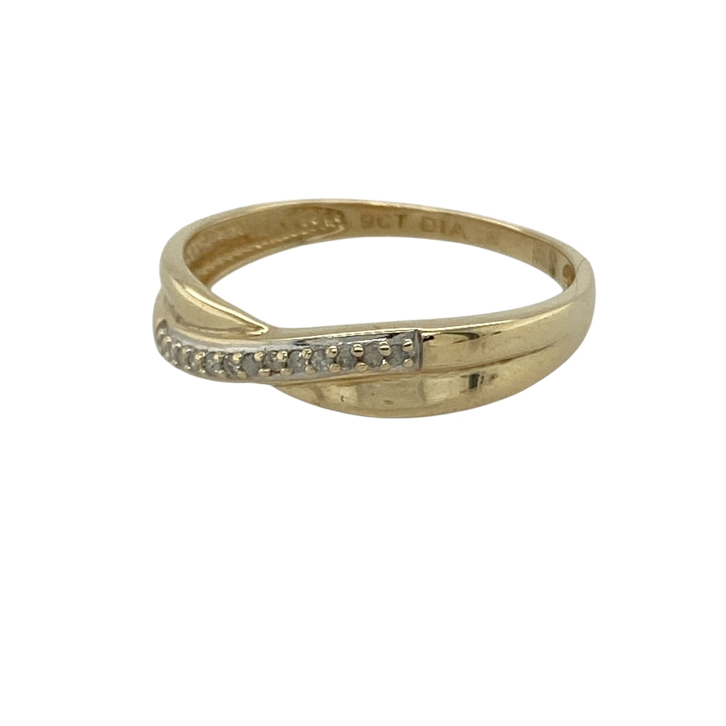 Bring elegant simplicity and subtle sparkle to your collection with this pre-owned 9ct yellow gold diamond crossover band ring, featuring a graceful design with timeless appeal—perfect for everyday wear or stacking with other rings.

Design: The ring features a crossover band style measuring approximately 4mm across the front, accented with sparkling diamonds that add a refined and eye-catching finish.