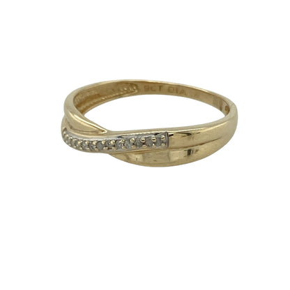 Bring elegant simplicity and subtle sparkle to your collection with this pre-owned 9ct yellow gold diamond crossover band ring, featuring a graceful design with timeless appeal—perfect for everyday wear or stacking with other rings.

Design: The ring features a crossover band style measuring approximately 4mm across the front, accented with sparkling diamonds that add a refined and eye-catching finish.