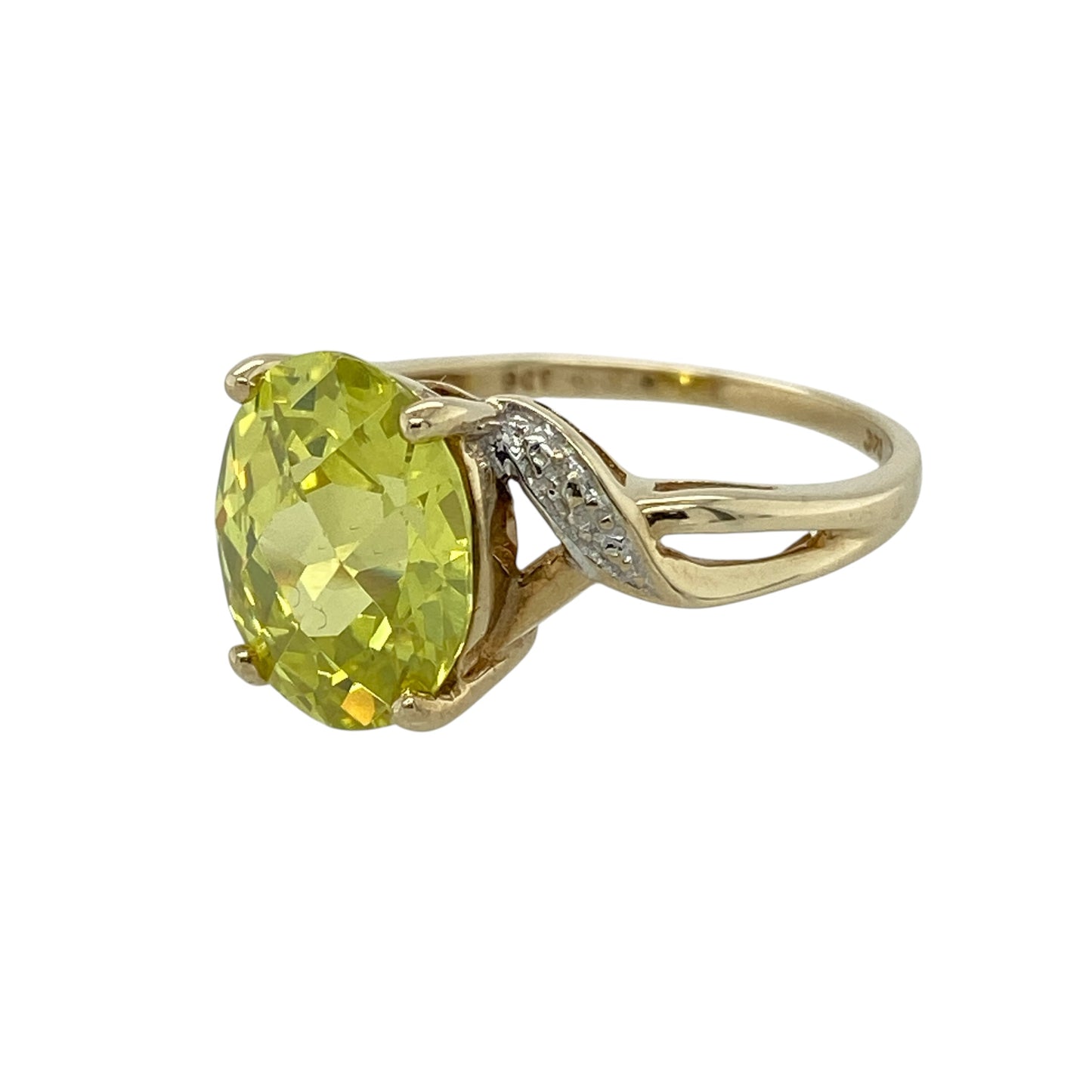 Bring vibrant colour and elegant style to your collection with this pre-owned 9ct yellow and white gold green and yellow stone ring, featuring a striking design with timeless appeal—perfect for everyday wear or special occasions.

Design: The ring showcases a large oval green/yellow peridot-coloured stone measuring approximately 11mm by 9mm, creating a bold and eye-catching focal point.