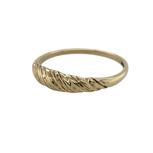 Add subtle elegance to your jewellery collection with this pre-owned 9ct yellow gold twisted band ring, featuring a classic textured design with timeless everyday appeal—perfect for stacking, daily wear, or as a simple gift idea.

Design: The ring features a stylish twisted band design with a textured appearance across the front, measuring approximately 4mm wide for a delicate yet eye-catching look.