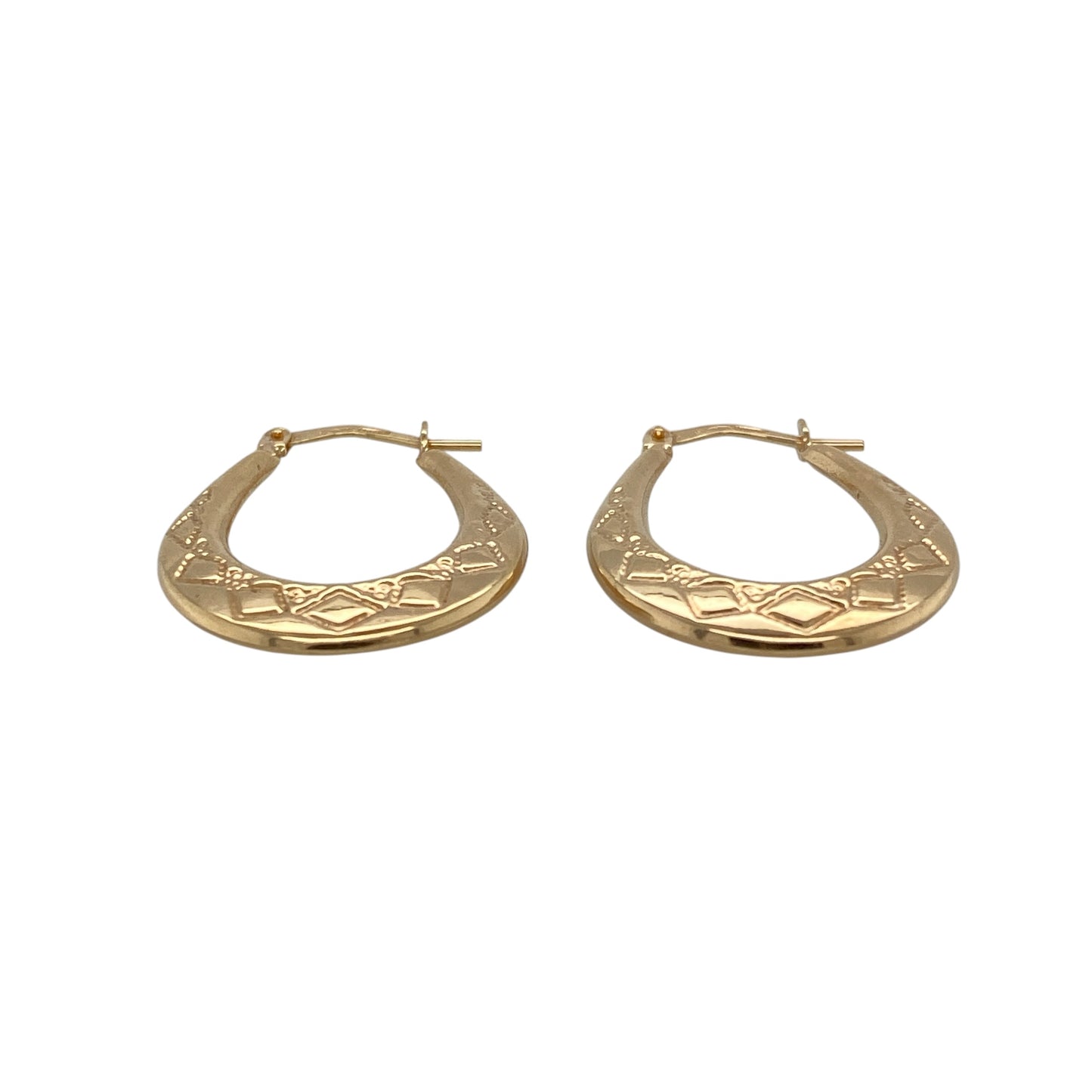 Add timeless elegance to your jewellery collection with these pre-owned 9ct yellow gold patterned oval creole earrings, featuring delicate decorative detailing and a classic oval hoop design—perfect for everyday wear or effortless occasion styling.

Design: The earrings feature an elegant oval creole hoop shape with patterned detailing throughout, creating a stylish textured appearance with classic appeal.