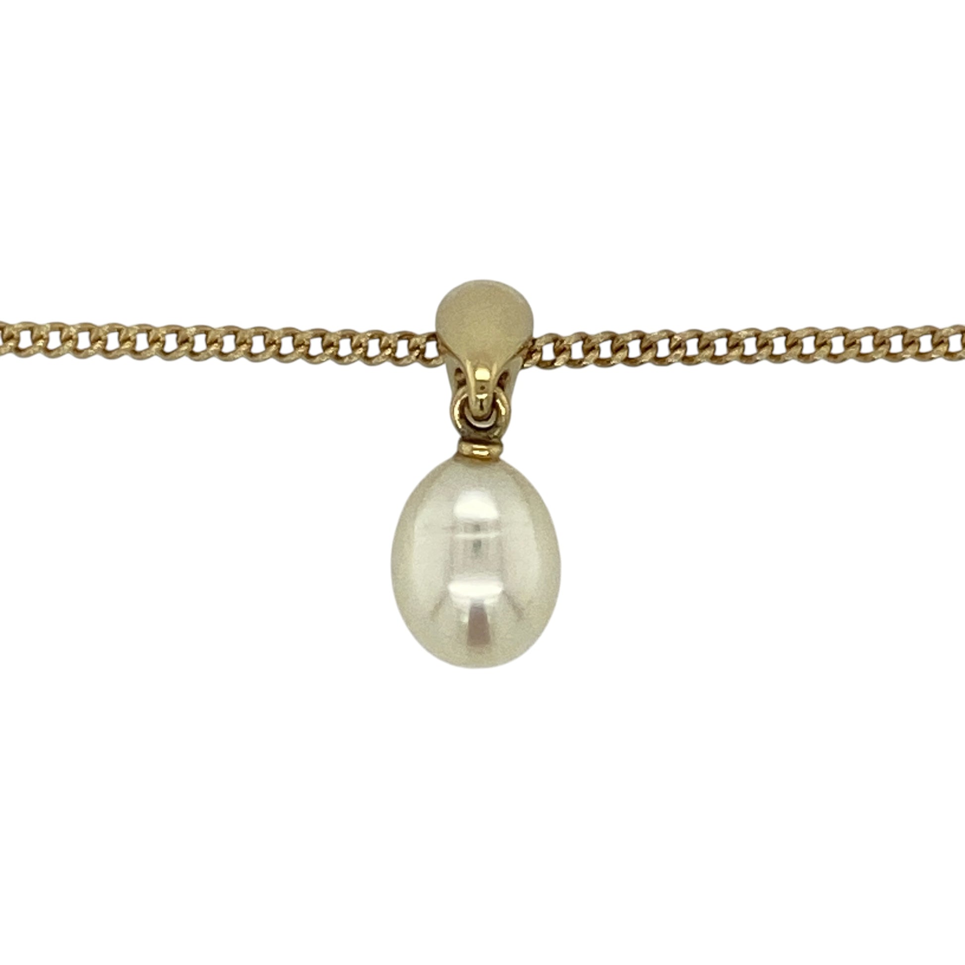 Add timeless elegance to your jewellery collection with this pre-owned 9ct yellow gold pearl pendant necklace, featuring a classic pearl drop suspended from a stylish curb chain—perfect for special occasions, everyday sophistication, or thoughtful gifting.

Design: The necklace features an elegant pearl pendant measuring approximately 1.9cm in length including the bail, showcasing a lustrous pearl measuring approximately 9mm by 7mm for a refined and feminine look.
