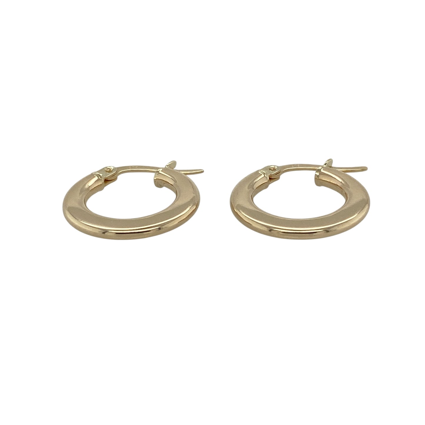 Add sleek everyday elegance to your jewellery collection with these pre-owned 9ct yellow gold plain flat hoop creole earrings, featuring a modern flat profile with timeless versatility—perfect for casual wear, layering, or minimalist styling.

Design: The earrings feature a classic flat hoop creole design with a smooth plain finish, creating a clean and contemporary look that remains effortlessly stylish for any occasion.