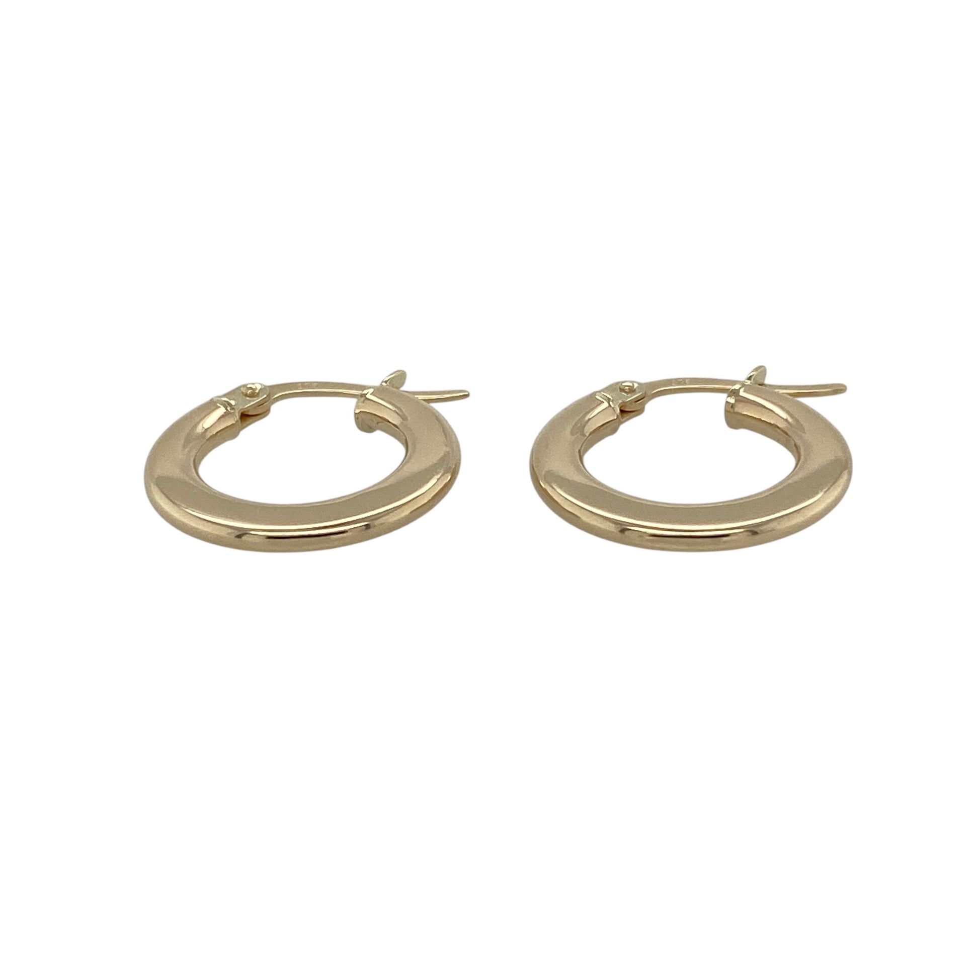 Add sleek everyday elegance to your jewellery collection with these pre-owned 9ct yellow gold plain flat hoop creole earrings, featuring a modern flat profile with timeless versatility—perfect for casual wear, layering, or minimalist styling.

Design: The earrings feature a classic flat hoop creole design with a smooth plain finish, creating a clean and contemporary look that remains effortlessly stylish for any occasion.