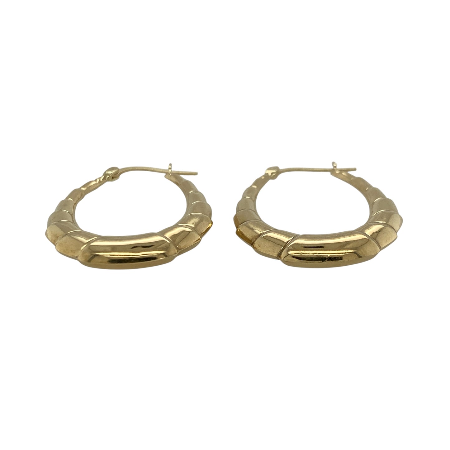 Add timeless elegance and subtle sparkle to your jewellery collection with these pre-owned 9ct yellow gold textured oval creole earrings, featuring a classic oval shape with eye-catching detailing—perfect for everyday wear, occasion styling, or thoughtful gifting.

Design: The earrings feature an elegant oval creole design with textured detailing throughout, creating a stylish light-catching finish that adds depth and character to the classic hoop style.