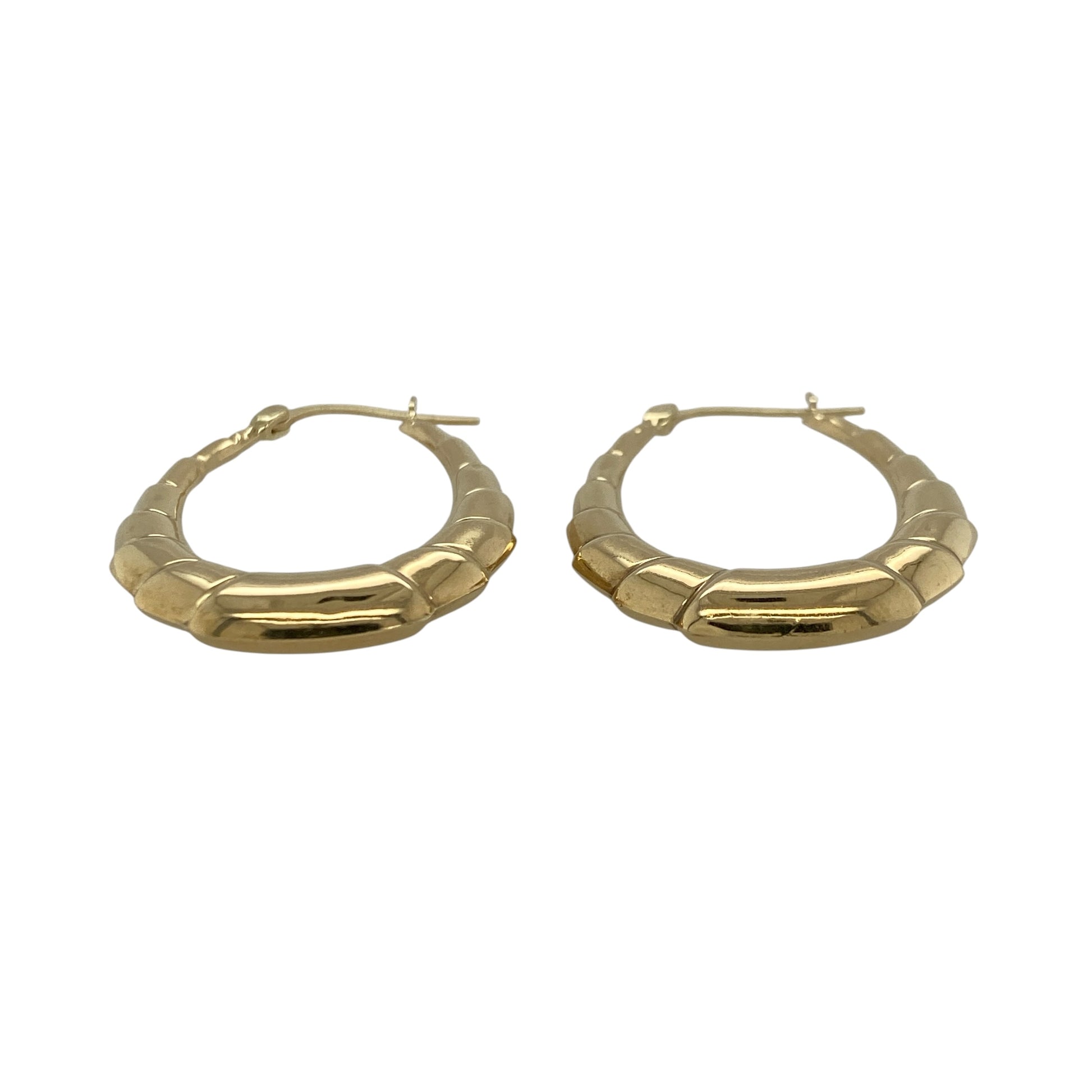 Add timeless elegance and subtle sparkle to your jewellery collection with these pre-owned 9ct yellow gold textured oval creole earrings, featuring a classic oval shape with eye-catching detailing—perfect for everyday wear, occasion styling, or thoughtful gifting.

Design: The earrings feature an elegant oval creole design with textured detailing throughout, creating a stylish light-catching finish that adds depth and character to the classic hoop style.