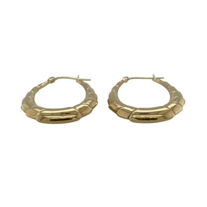 Add timeless elegance and subtle sparkle to your jewellery collection with these pre-owned 9ct yellow gold textured oval creole earrings, featuring a classic oval shape with eye-catching detailing—perfect for everyday wear, occasion styling, or thoughtful gifting.

Design: The earrings feature an elegant oval creole design with textured detailing throughout, creating a stylish light-catching finish that adds depth and character to the classic hoop style.