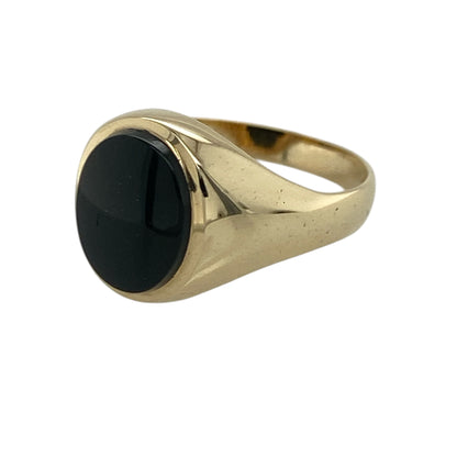 Add timeless statement style to your jewellery collection with this pre-owned 9ct yellow gold onyx oval signet ring, featuring a classic black gemstone with elegant everyday appeal—perfect for formal wear, gifting, or vintage-inspired styling.

Design: The ring showcases a polished oval onyx stone measuring approximately 10mm by 8mm, creating a bold and eye-catching focal point within a traditional signet ring design.
