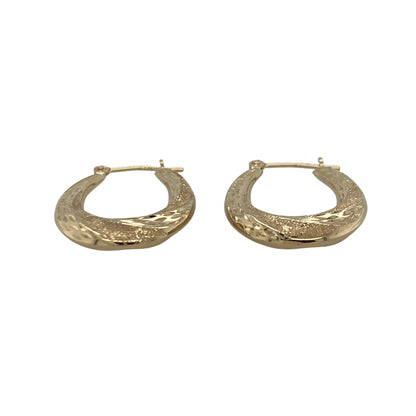 Add elegant sparkle and timeless style to your jewellery collection with these pre-owned 9ct yellow gold patterned sparkle twisted oval creole earrings, featuring intricate detailing and classic everyday appeal—perfect for special occasions, gifting, or effortless daily wear.

Design: The earrings feature an attractive oval creole design with twisted and patterned detailing, creating a beautiful sparkle effect that catches the light from every angle.