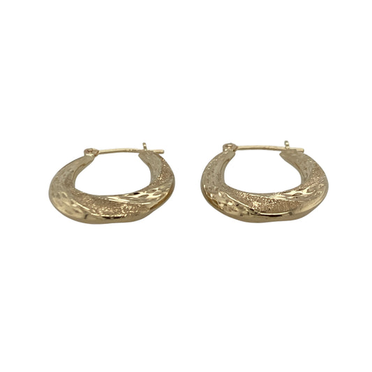 Add elegant sparkle and timeless style to your jewellery collection with these pre-owned 9ct yellow gold patterned sparkle twisted oval creole earrings, featuring intricate detailing and classic everyday appeal—perfect for special occasions, gifting, or effortless daily wear.

Design: The earrings feature an attractive oval creole design with twisted and patterned detailing, creating a beautiful sparkle effect that catches the light from every angle.