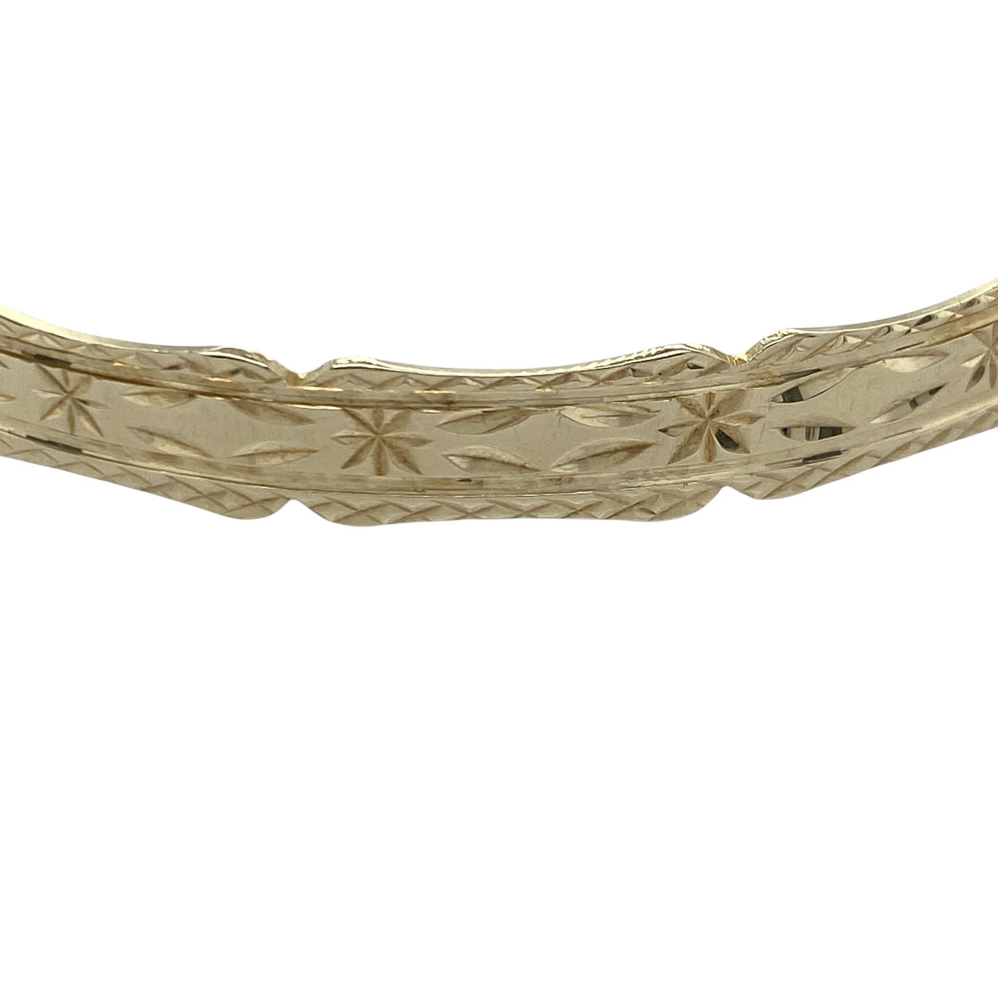 Add timeless elegance and vintage-inspired charm to your jewellery collection with this pre-owned 9ct yellow gold patterned scalloped edge expanding bangle, featuring intricate detailing and a practical expandable design—perfect for special occasions, gifting, or sophisticated everyday wear.

Design: The bangle features attractive patterned detailing with beautifully shaped scalloped edges, creating a distinctive and eye-catching look.
