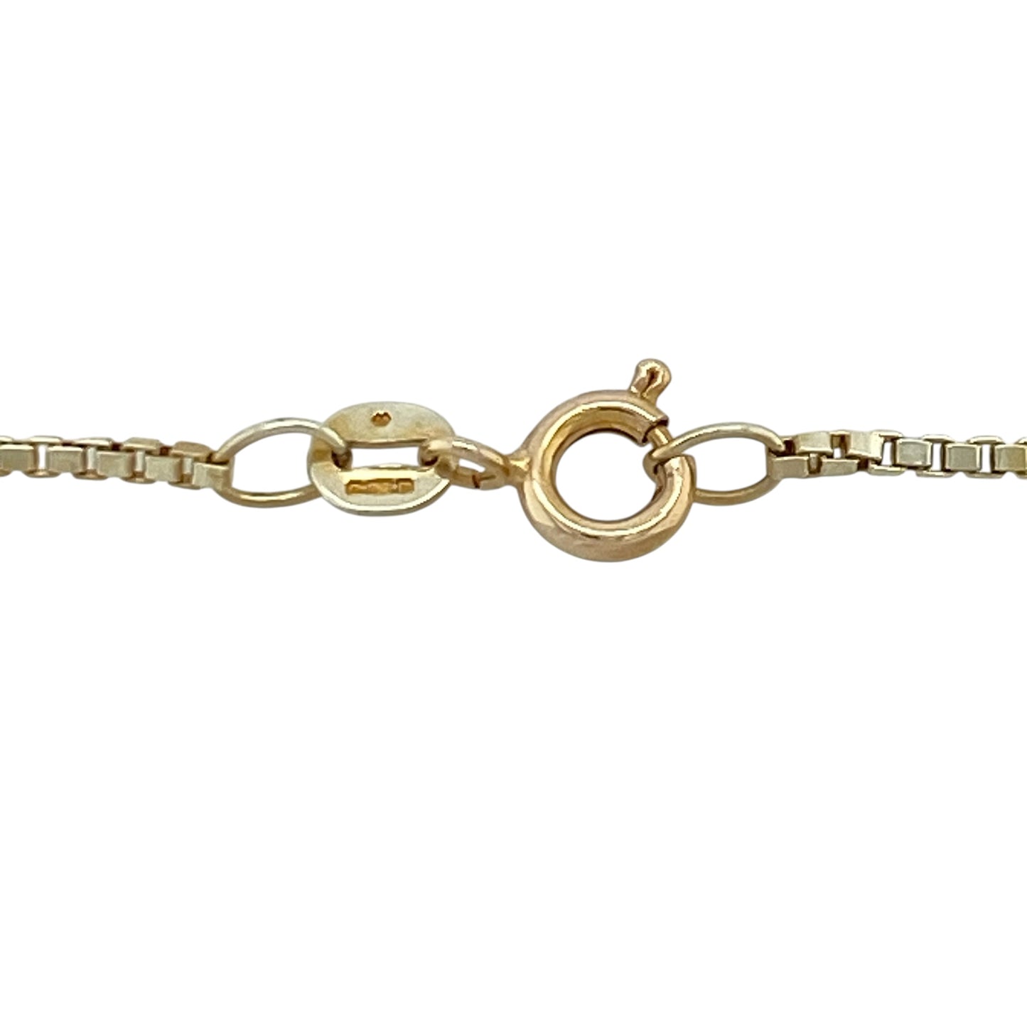 Add timeless elegance to your jewellery collection with this pre-owned 9ct yellow gold box chain, featuring a sleek and durable design with versatile everyday appeal—perfect for wearing alone, pairing with a favourite pendant, or layering with other necklaces.

Design: The chain features classic box links measuring approximately 1mm wide, creating a smooth and sophisticated appearance with clean lines and subtle shine.