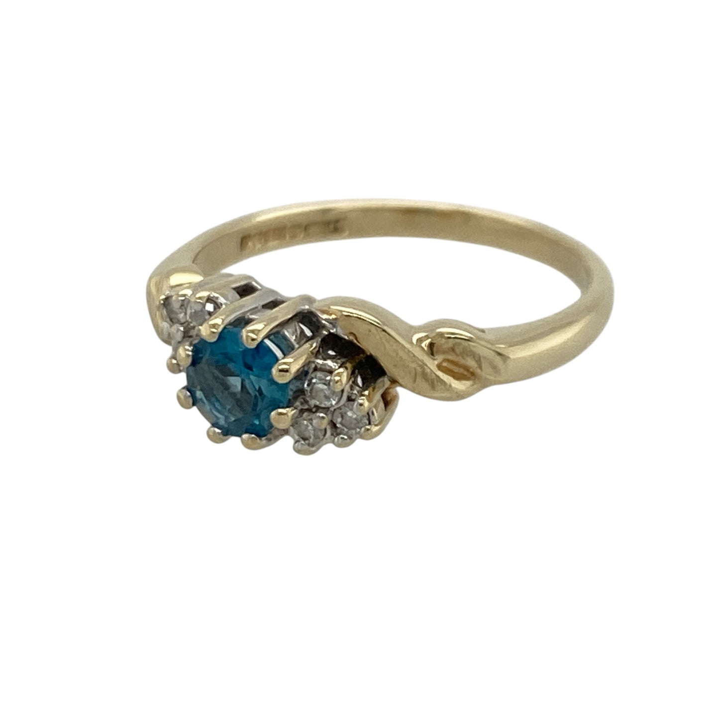 Add elegant colour and timeless sparkle to your jewellery collection with this pre-owned 9ct yellow gold diamond and blue topaz twist ring, featuring a graceful flowing design with sophisticated everyday appeal—perfect for special occasions, gifting, or refined daily wear.

Design: The ring showcases a beautiful round blue topaz centre stone measuring approximately 5mm in diameter, complemented by sparkling diamond clusters on either side.