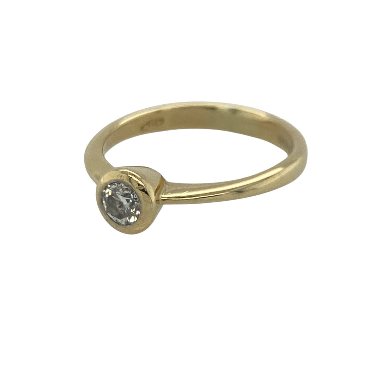 Add timeless elegance and contemporary sophistication to your jewellery collection with this pre-owned 18ct yellow gold diamond rubover set solitaire ring, featuring a classic single-stone design with sleek modern styling—perfect for engagements, special occasions, or luxurious everyday wear.

Design: The ring showcases a sparkling brilliant cut solitaire diamond weighing approximately 0.25ct, securely housed within a smooth rubover setting.