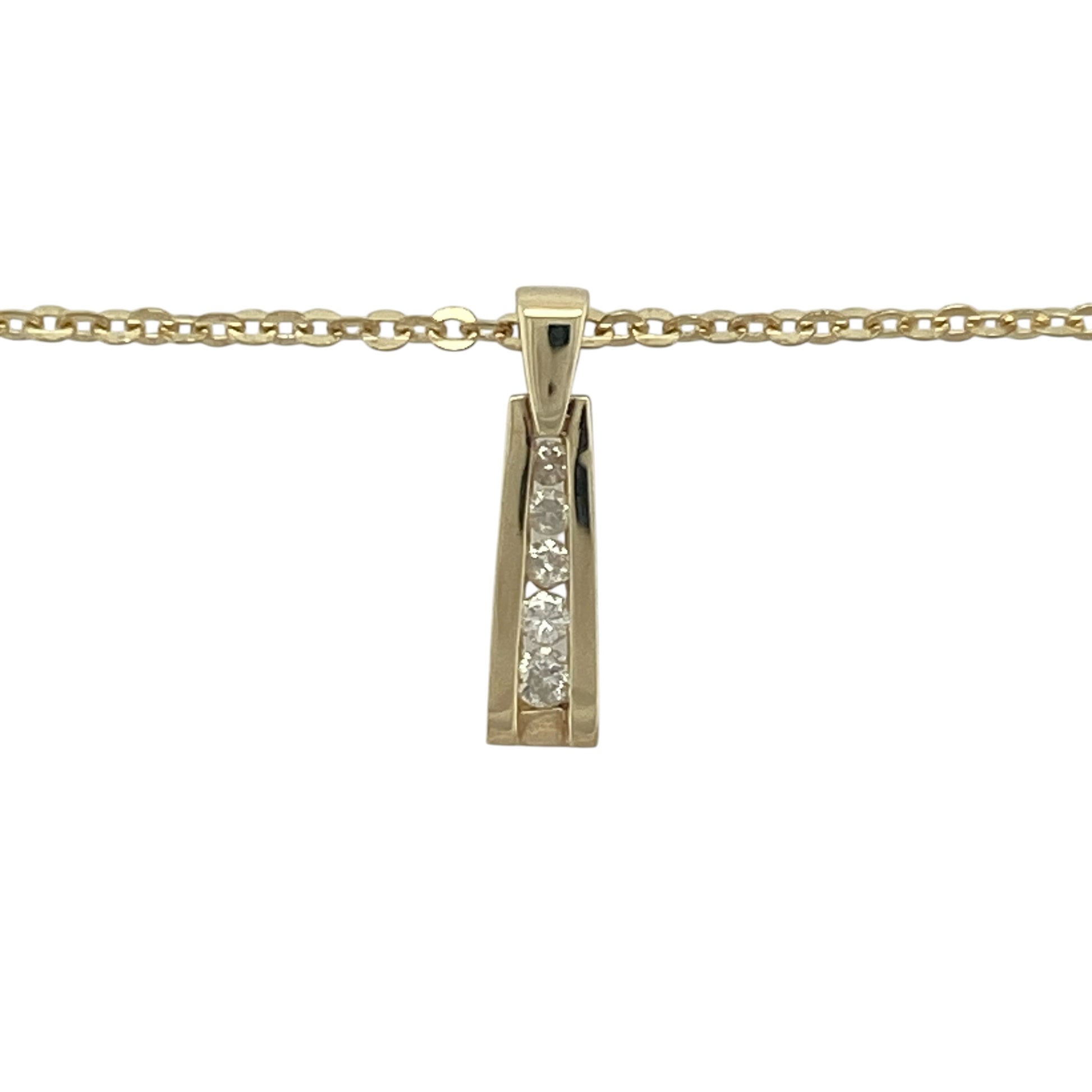 Add contemporary elegance and timeless sparkle to your jewellery collection with this pre-owned 9ct yellow gold diamond bar pendant necklace, featuring a sleek modern design with refined everyday appeal—perfect for gifting, layering, or sophisticated daily wear.

Design: The necklace features a stylish bar pendant measuring approximately 1.7cm in length including the bail.