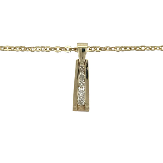 Add contemporary elegance and timeless sparkle to your jewellery collection with this pre-owned 9ct yellow gold diamond bar pendant necklace, featuring a sleek modern design with refined everyday appeal—perfect for gifting, layering, or sophisticated daily wear.

Design: The necklace features a stylish bar pendant measuring approximately 1.7cm in length including the bail.