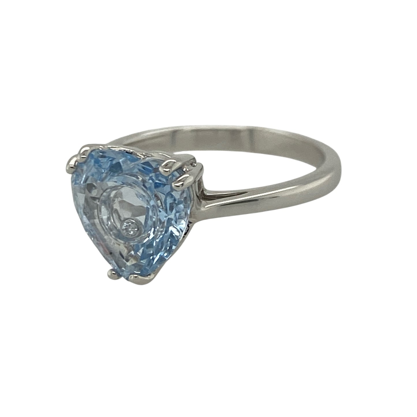 Add a touch of romance and vibrant colour to your jewellery collection with this pre-owned 14ct white gold blue stone heart ring, featuring a striking heart-shaped design with elegant everyday appeal—perfect for gifting, special occasions, or meaningful wear.

Design: The ring showcases a beautiful heart-shaped blue stone measuring approximately 10mm by 10mm, creating a bold and eye-catching focal point.