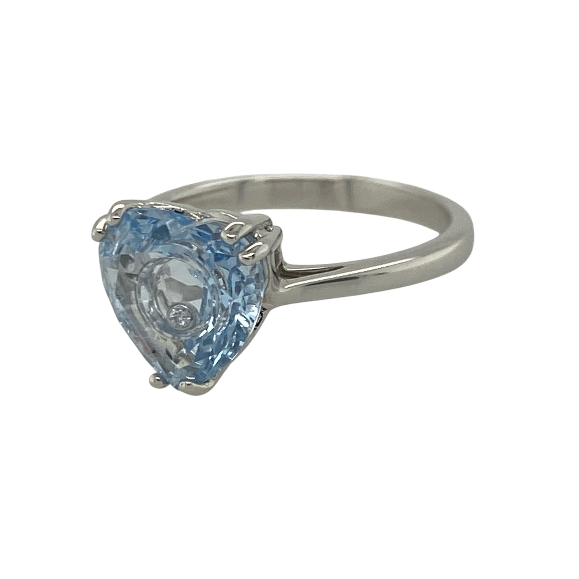 Add a touch of romance and vibrant colour to your jewellery collection with this pre-owned 14ct white gold blue stone heart ring, featuring a striking heart-shaped design with elegant everyday appeal—perfect for gifting, special occasions, or meaningful wear.

Design: The ring showcases a beautiful heart-shaped blue stone measuring approximately 10mm by 10mm, creating a bold and eye-catching focal point.