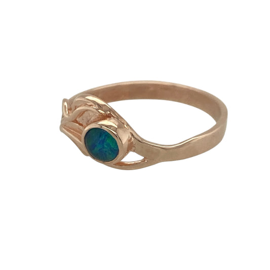 Add a touch of Welsh-inspired elegance to your jewellery collection with this pre-owned 9ct rose gold Clogau Opalique doublet leaf style ring, featuring a delicate nature-inspired design with beautiful iridescent colour—perfect for gifting, special occasions, or everyday wear.

Design: The ring showcases an elegant leaf-inspired design centred around a round Opalique doublet stone measuring approximately 4mm in diameter.