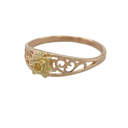 Add delicate Welsh symbolism and elegant two-tone detail to your jewellery collection with this pre-owned 9ct yellow and rose gold Clogau filigree daffodil ring, offering graceful design with meaningful charm—perfect for everyday wear or thoughtful gifting.

Design: The ring features a beautifully detailed daffodil motif with filigree patterning across the front, measuring approximately 7mm in height, symbolising new beginnings and Welsh heritage.