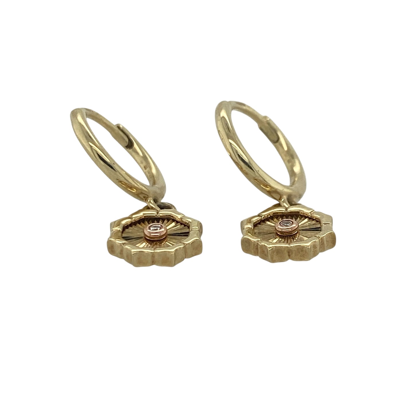 Add a touch of Welsh heritage and luxurious sparkle to your jewellery collection with these pre-owned 9ct yellow and rose gold diamond set Clogau Bore Da drop earrings, featuring an elegant design with timeless sophistication—perfect for gifting, special occasions, or refined everyday wear.

Design: The earrings feature the graceful Bore Da design in a stylish drop style, enhanced with sparkling diamond accents that add beautiful brilliance and elegance.
