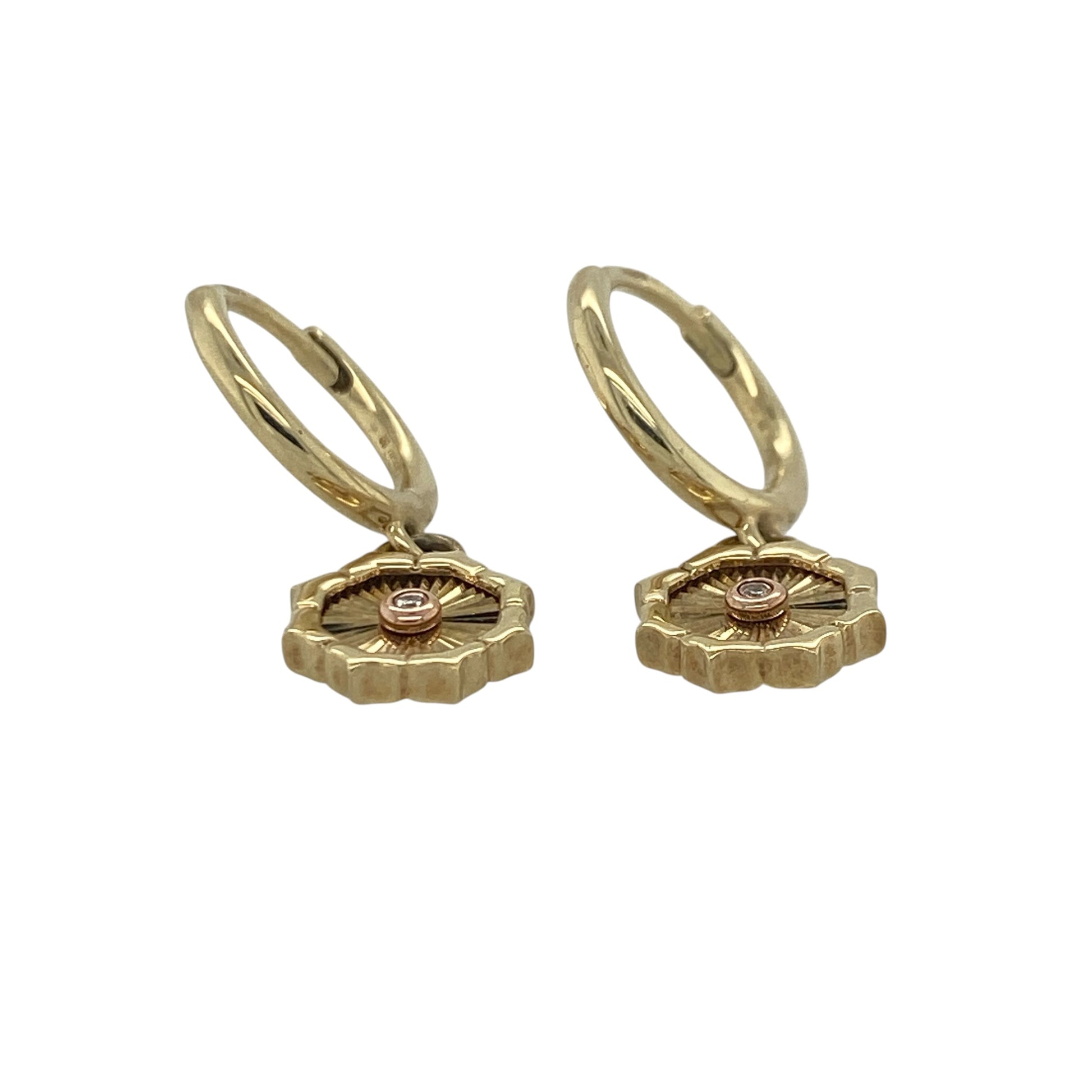 Add a touch of Welsh heritage and luxurious sparkle to your jewellery collection with these pre-owned 9ct yellow and rose gold diamond set Clogau Bore Da drop earrings, featuring an elegant design with timeless sophistication—perfect for gifting, special occasions, or refined everyday wear.

Design: The earrings feature the graceful Bore Da design in a stylish drop style, enhanced with sparkling diamond accents that add beautiful brilliance and elegance.