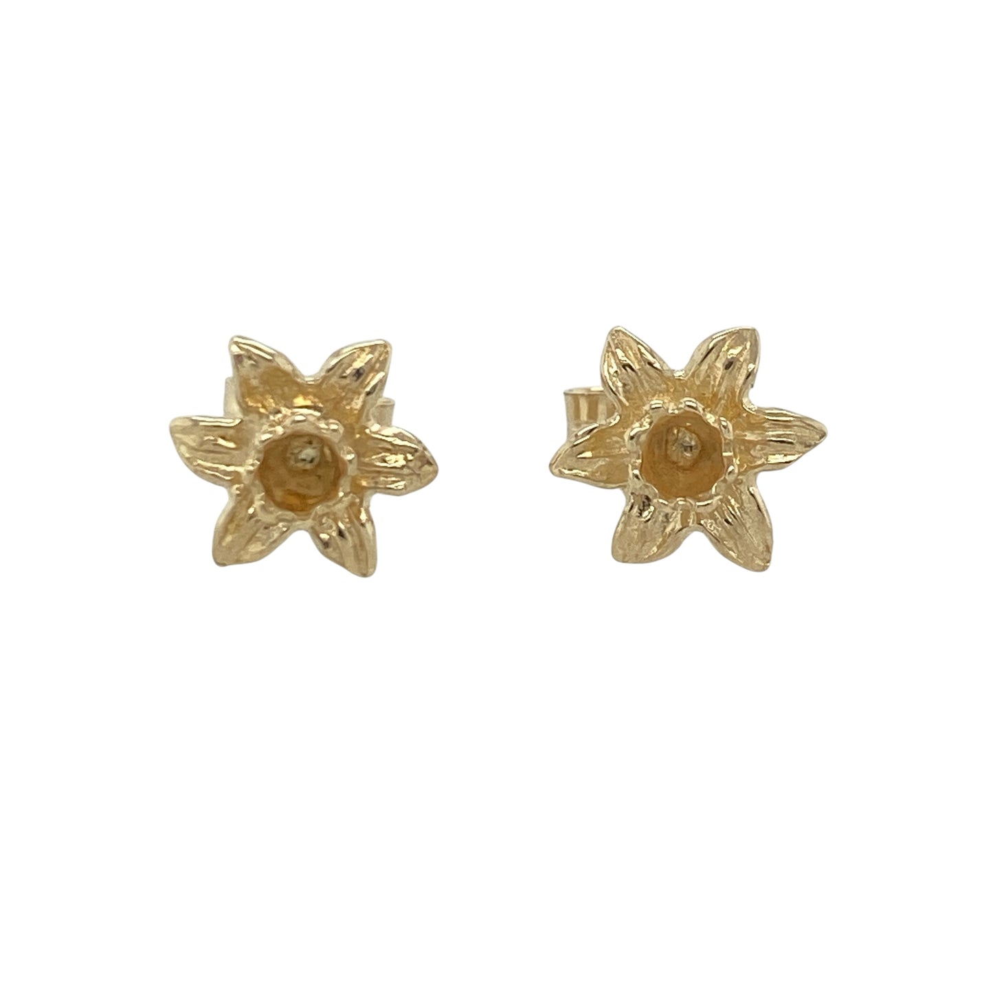 Bring national pride and floral charm to your collection with these pre-owned 9ct yellow gold Welsh daffodil stud earrings, celebrating the iconic symbol of Wales in a timeless and elegant design—perfect for everyday wear or thoughtful gifting.

Design: Each earring features a detailed daffodil motif, capturing the delicate shape and spirit of the national flower of Wales.
Material: Made from 9-carat yellow gold, the polished finish enhances the warm tone and fine detailing of the floral design.