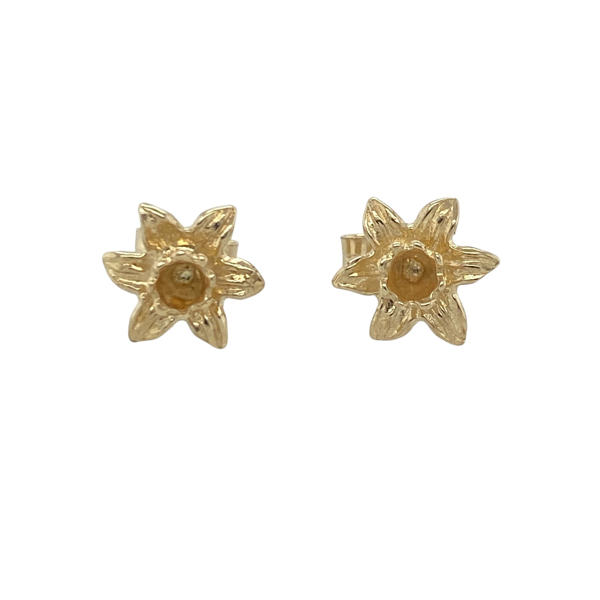 Bring national pride and floral charm to your collection with these pre-owned 9ct yellow gold Welsh daffodil stud earrings, celebrating the iconic symbol of Wales in a timeless and elegant design—perfect for everyday wear or thoughtful gifting.

Design: Each earring features a detailed daffodil motif, capturing the delicate shape and spirit of the national flower of Wales.
Material: Made from 9-carat yellow gold, the polished finish enhances the warm tone and fine detailing of the floral design.
