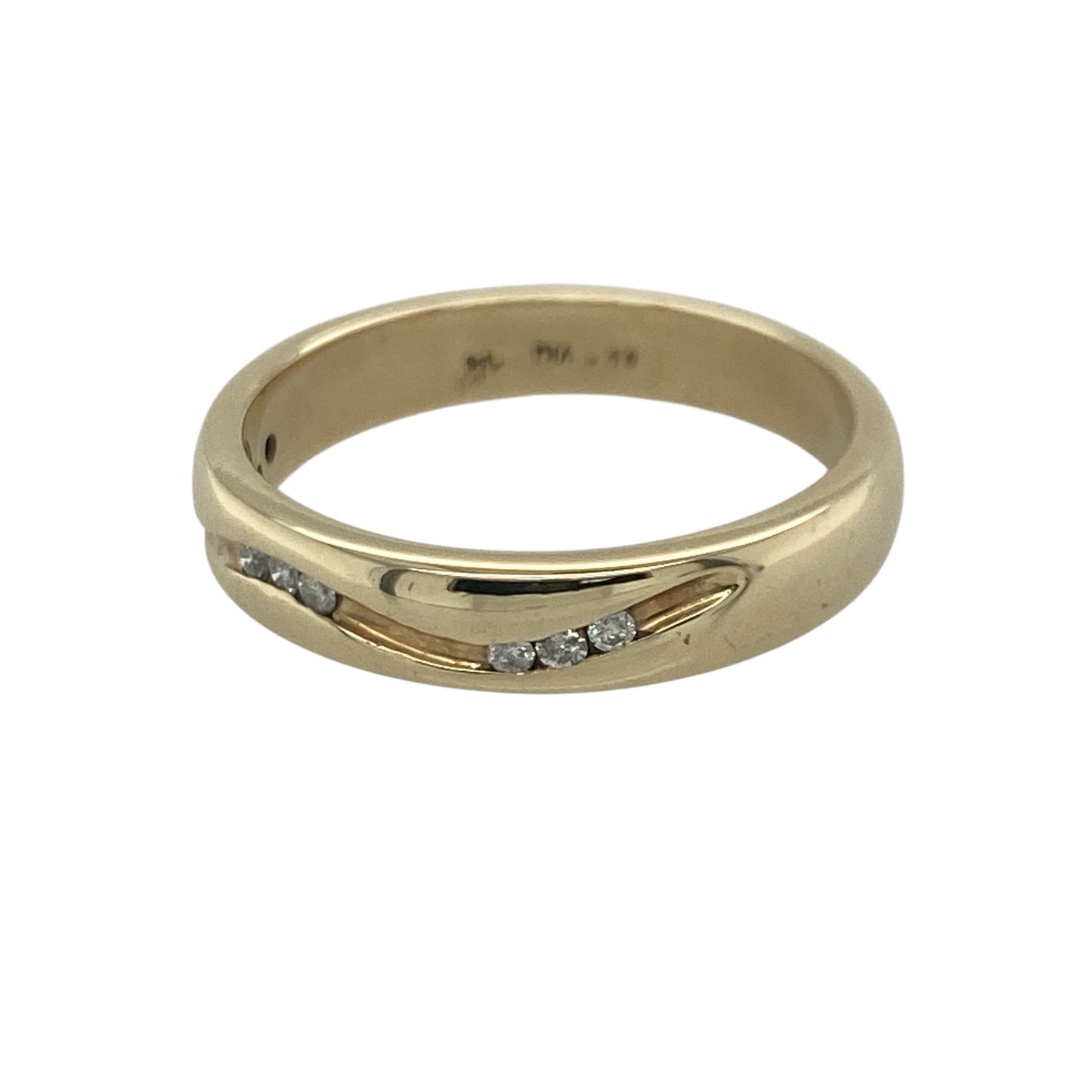 Add timeless sparkle and contemporary elegance to your jewellery collection with this pre-owned 9ct yellow gold diamond wave band ring, featuring a flowing design with sophisticated everyday appeal—perfect for special occasions, gifting, or refined daily wear.

Design: The ring features an elegant wave-inspired band measuring approximately 4mm wide, creating a graceful flowing appearance across the finger.