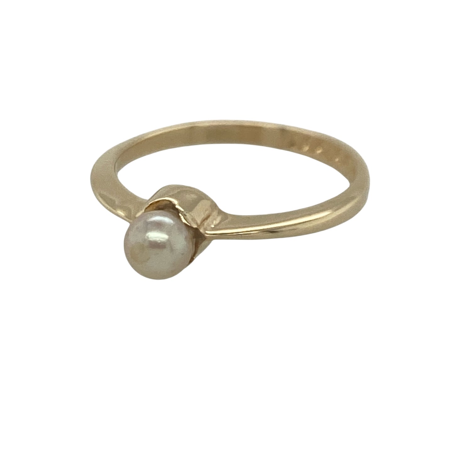 Add timeless elegance and understated sophistication to your jewellery collection with this pre-owned 9ct yellow gold pearl solitaire ring, featuring a classic single-pearl design with graceful everyday appeal—perfect for gifting, special occasions, or refined daily wear.

Design: The ring showcases a beautiful pearl measuring approximately 4mm in diameter, creating a delicate focal point with its soft natural lustre.