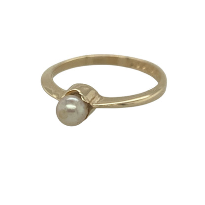Add timeless elegance and understated sophistication to your jewellery collection with this pre-owned 9ct yellow gold pearl solitaire ring, featuring a classic single-pearl design with graceful everyday appeal—perfect for gifting, special occasions, or refined daily wear.

Design: The ring showcases a beautiful pearl measuring approximately 4mm in diameter, creating a delicate focal point with its soft natural lustre.