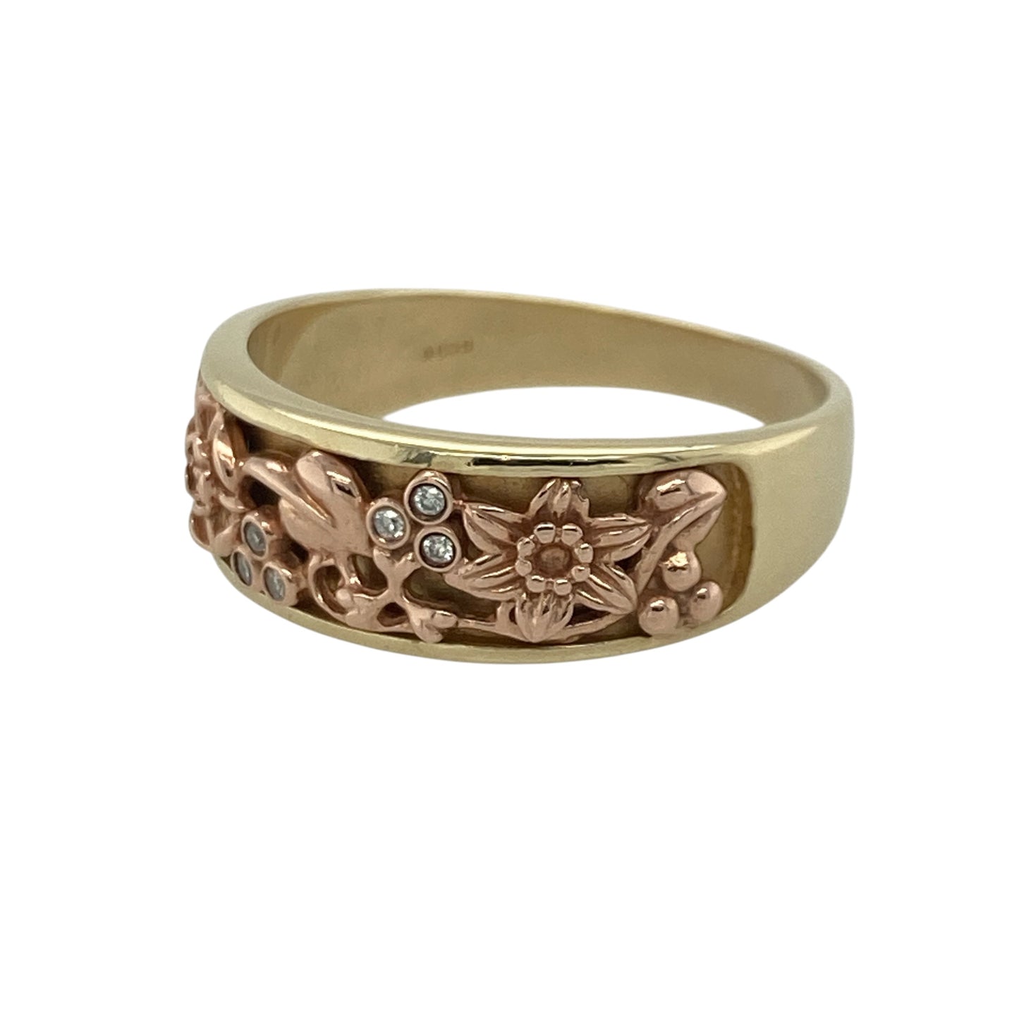 Add a touch of Welsh heritage and symbolic elegance to your jewellery collection with this pre-owned 9ct yellow and rose gold diamond Clogau flower band ring, featuring a beautifully detailed design inspired by nature and tradition—perfect for gifting, special occasions, or meaningful everyday wear.

Design: The ring features an intricate floral band design measuring approximately 7mm wide at the front, incorporating a daffodil, Tudor rose, and the iconic Tree of Life motif.