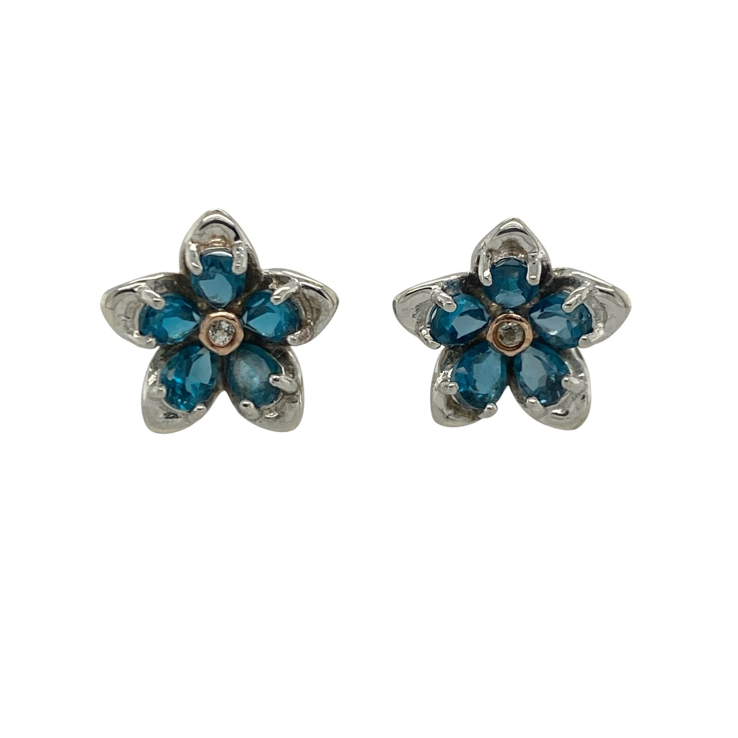 Add a touch of Welsh-inspired elegance and floral beauty to your jewellery collection with these pre-owned sterling silver, rose gold and blue stone Clogau flower stud earrings, featuring a charming design with timeless everyday appeal—perfect for gifting, special occasions, or refined daily wear.

Design: The earrings showcase a beautifully crafted flower design accented with striking blue stones, creating an eye-catching contrast of colour and sparkle.