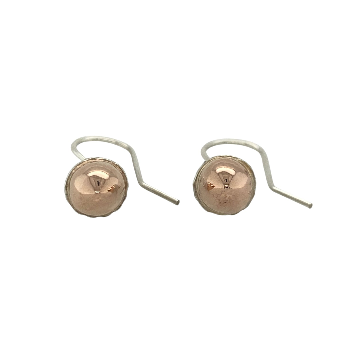 Add a touch of Welsh heritage and nature-inspired elegance to your jewellery collection with these pre-owned sterling silver and 9ct rose gold Clogau Royal Oak Acorn drop earrings, featuring a beautifully crafted design with timeless everyday appeal—perfect for gifting, special occasions, or refined daily wear.

Design: The earrings showcase an elegant acorn-inspired drop design, beautifully detailed to capture the charm and symbolism of this much-loved natural motif.