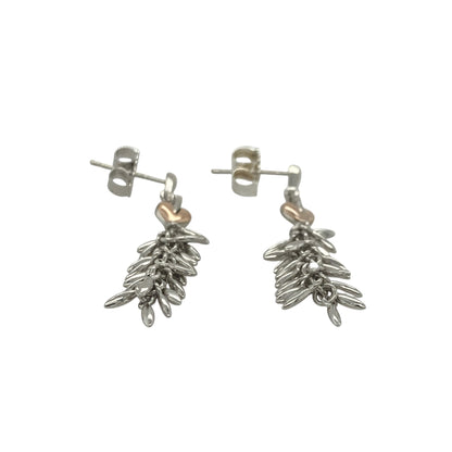 Add a touch of Welsh heritage and symbolic elegance to your jewellery collection with these pre-owned sterling silver and 9ct rose gold Clogau Tree of Life dangle drop earrings, featuring a beautifully detailed design with timeless appeal—perfect for gifting, special occasions, or refined everyday wear.

Design: The earrings showcase the iconic Tree of Life motif in an elegant dangle drop design, creating graceful movement and an eye-catching appearance when worn.