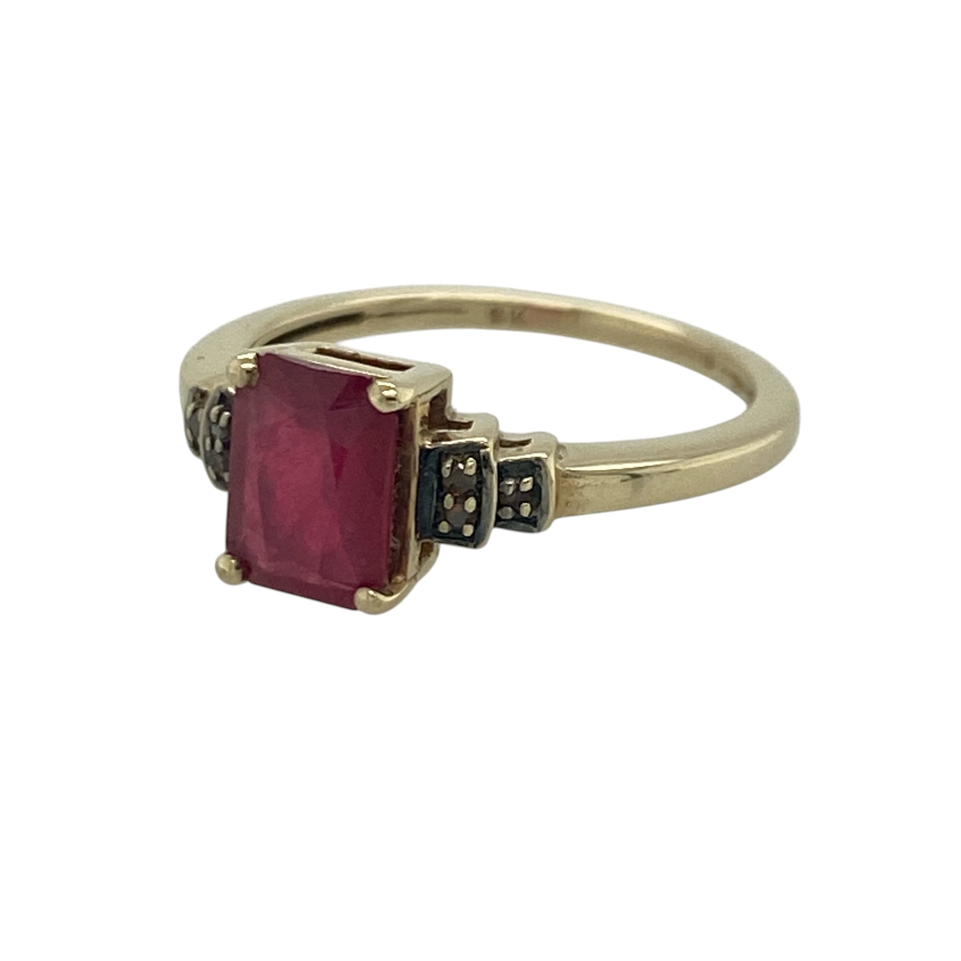 Add rich colour and distinctive sparkle to your jewellery collection with this pre-owned 9ct yellow gold diamond and ruby ring, featuring an elegant gemstone design with sophisticated everyday appeal—perfect for special occasions, gifting, or refined daily wear.

Design: The ring showcases a striking rectangular ruby measuring approximately 8mm by 6mm, creating a bold focal point with its vibrant red colour.