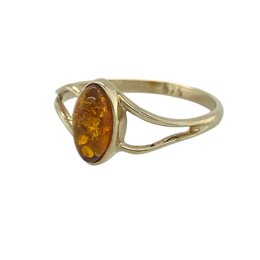 Add warm natural beauty and timeless elegance to your jewellery collection with this pre-owned 9ct yellow gold amber solitaire ring, featuring a graceful gemstone design with distinctive everyday appeal—perfect for gifting, special occasions, or refined daily wear.

Design: The ring showcases a beautiful marquise-cut amber gemstone measuring approximately 8mm by 5mm, creating an elegant focal point with its rich golden tones.