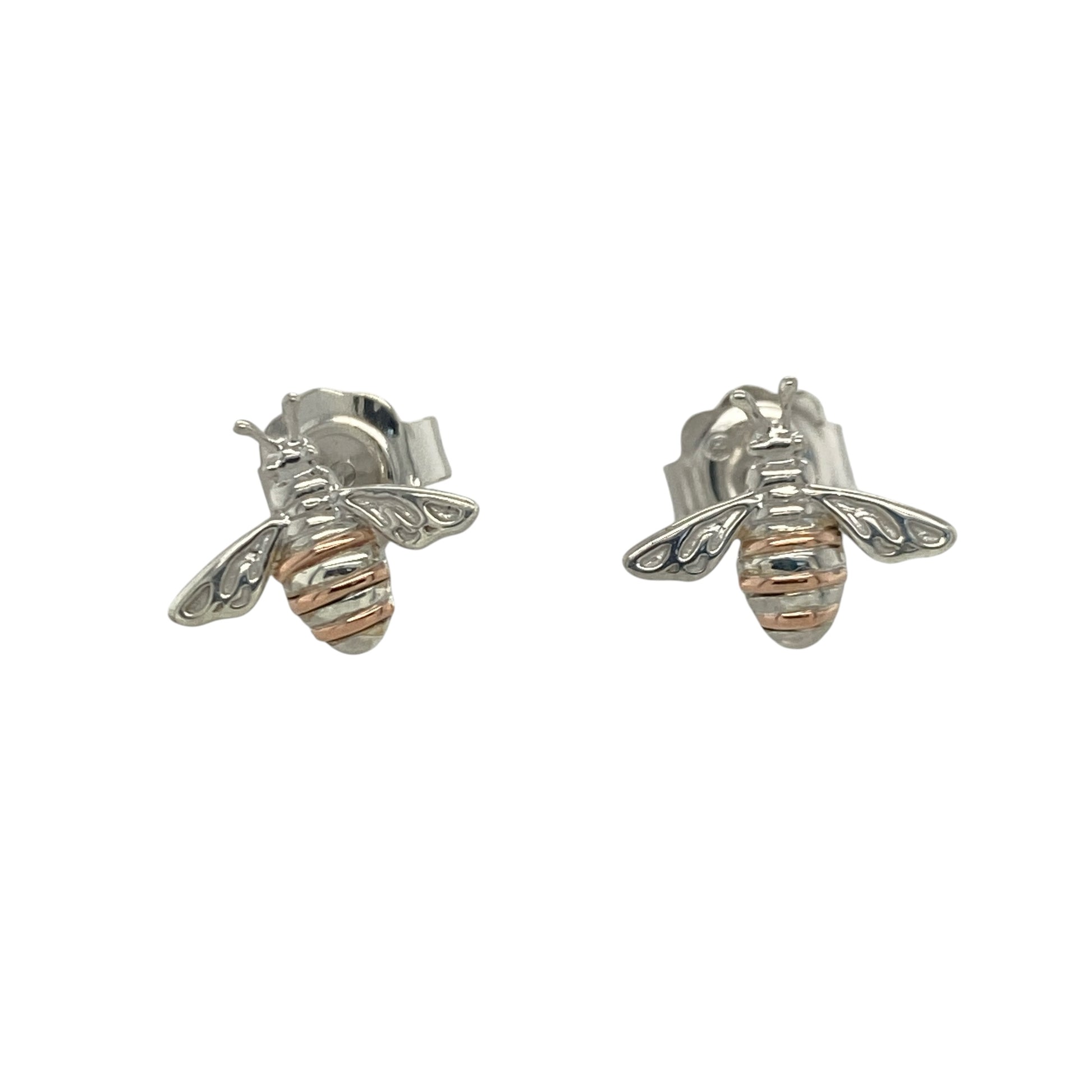 Add a touch of Welsh-inspired charm and nature-inspired elegance to your jewellery collection with these pre-owned sterling silver and 9ct rose gold Clogau bee stud earrings, featuring a beautifully detailed design with timeless everyday appeal—perfect for gifting, special occasions, or refined daily wear.

Design: The earrings showcase charming bee motifs, beautifully crafted with intricate detailing that captures the character and beauty of these beloved pollinators.