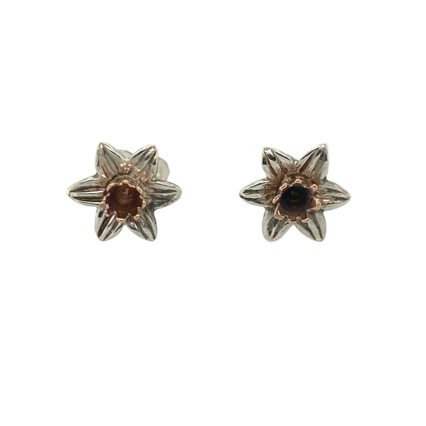 Bring floral beauty and Welsh charm to your jewellery collection with these pre-owned 925 silver Clogau daffodil stud earrings, detailed with 9ct rose gold—perfect for adding a touch of nature-inspired elegance to any look.

Design: Each earring features a delicate daffodil motif, with 9ct rose gold accents highlighting the flower’s centre for warmth and contrast.