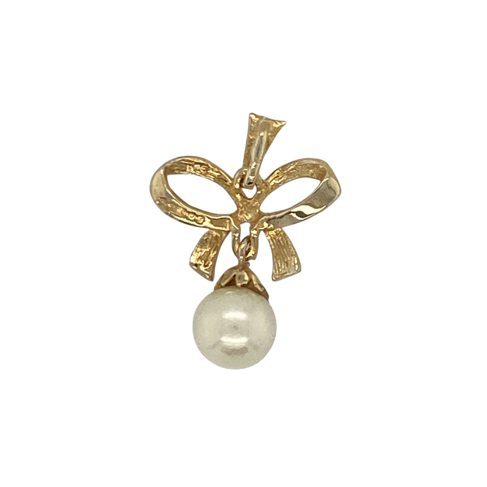 Add a touch of timeless elegance and feminine charm to your jewellery collection with this pre-owned 9ct yellow gold pearl bow pendant, featuring a delicate design with classic everyday appeal—perfect for gifting, special occasions, or treasured daily wear.

Design: The pendant showcases an elegant bow motif beautifully accented with a lustrous pearl measuring approximately 6mm in diameter.