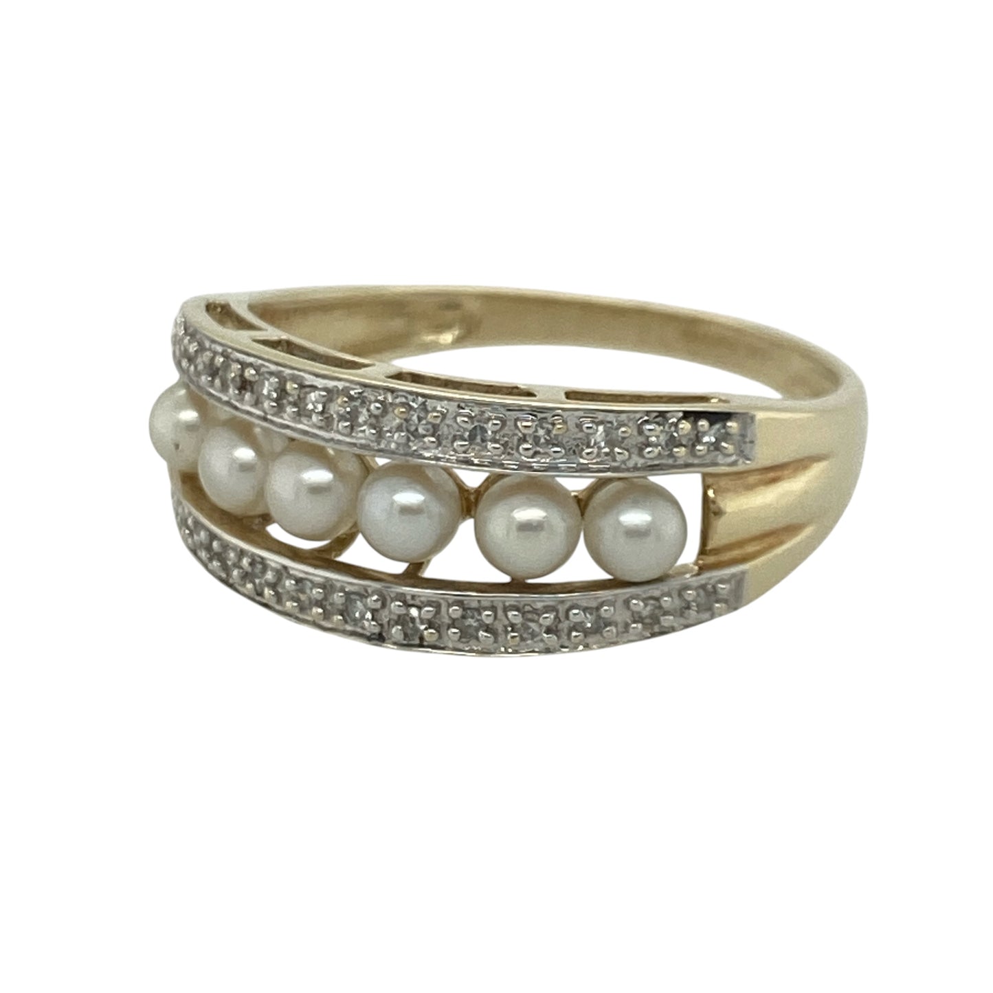 Add timeless elegance and classic charm to your jewellery collection with this pre-owned 9ct yellow gold diamond and pearl band ring, featuring a sophisticated design with refined everyday appeal—perfect for special occasions, gifting, or treasured daily wear.

Design: The ring showcases a beautifully crafted band measuring approximately 9mm wide at the front, adorned with lustrous pearls and sparkling diamond accents.