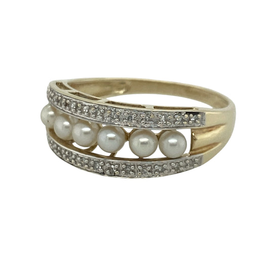 Add timeless elegance and classic charm to your jewellery collection with this pre-owned 9ct yellow gold diamond and pearl band ring, featuring a sophisticated design with refined everyday appeal—perfect for special occasions, gifting, or treasured daily wear.

Design: The ring showcases a beautifully crafted band measuring approximately 9mm wide at the front, adorned with lustrous pearls and sparkling diamond accents.