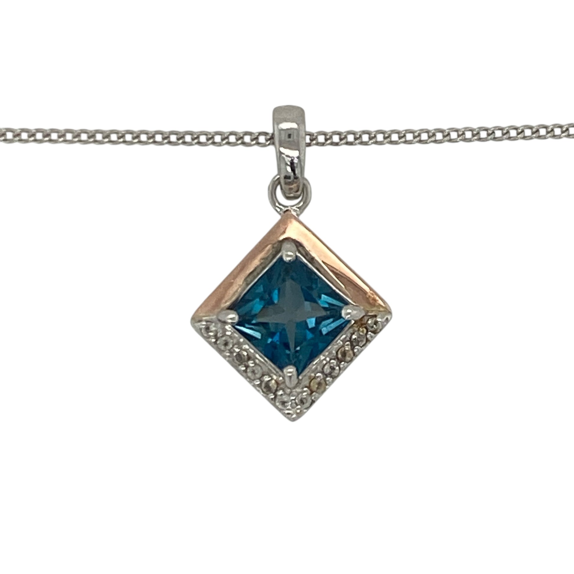 Add a touch of romance, elegance, and Welsh heritage to your jewellery collection with this pre-owned sterling silver, 9ct rose gold and blue topaz Clogau Kensington Lovestory pendant necklace, featuring a beautifully crafted design with timeless appeal—perfect for gifting, special occasions, or treasured everyday wear.

Design: The necklace features the elegant Kensington Lovestory pendant, beautifully accented with a sparkling blue topaz gemstone that adds a captivating touch of colour and brilliance.